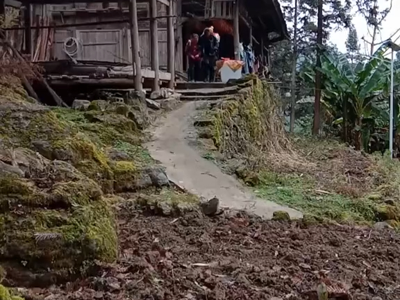 贵州最穷的地方,赶紧都是过走路,如果不嫌我是弃村的,就给妹子一个