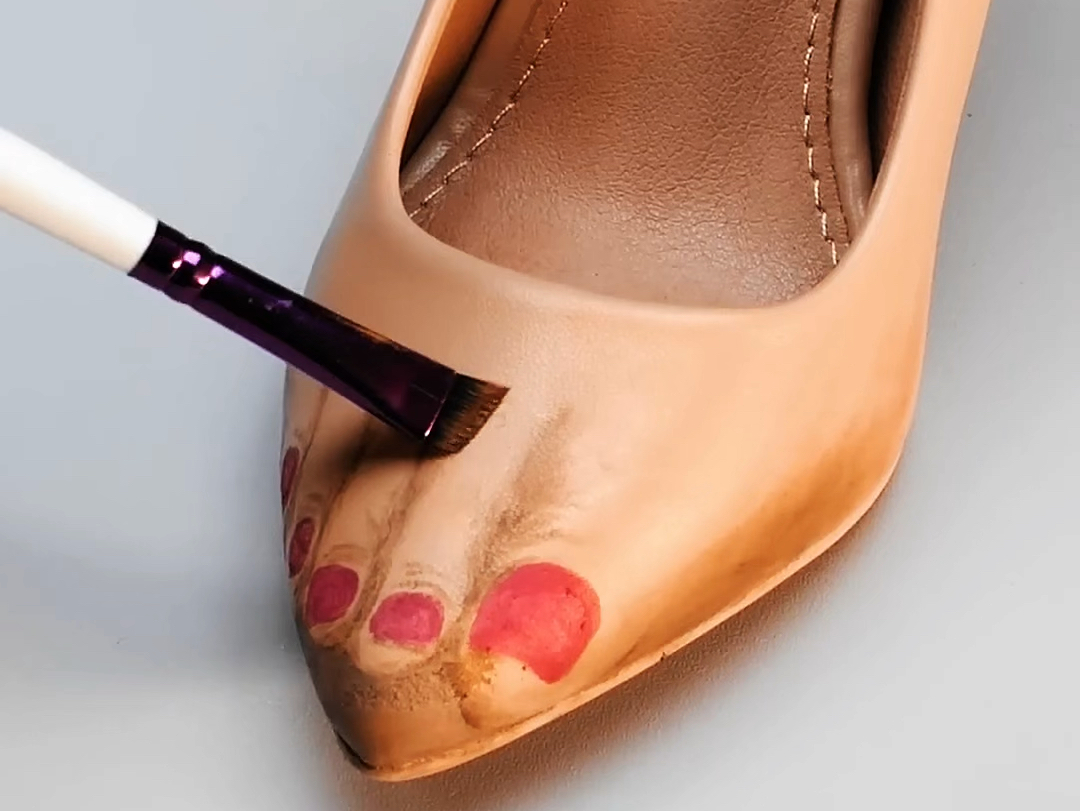 在鞋的上面画脚趾,这操作简直太秀了!