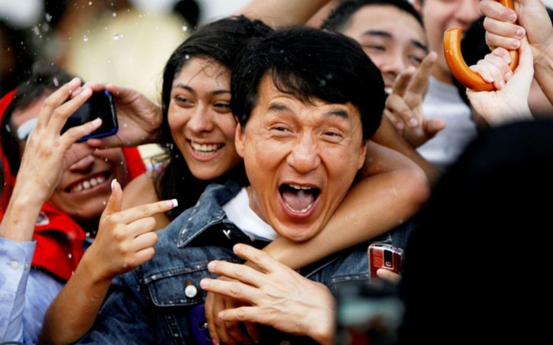 周杰伦为成龙打造的歌曲被人吐槽旋律平似曾相识像红尘客栈但是请看