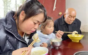 Скачать видео: 菜园拔一筐萝卜，公婆下厨包萝卜饺子，皮薄馅鲜，出锅闻着太香了