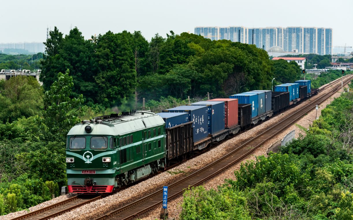 南何线拍车 东风4b9143牵引货物列车通过 右行!