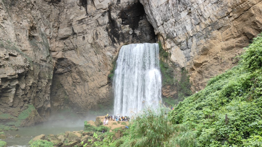 《贵州羊皮洞瀑布》