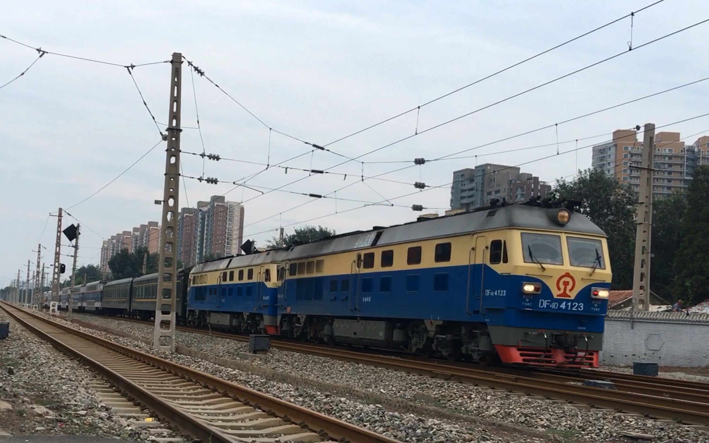 m出品双机货运版df4d牵引y514次旅游列车驶入北京东站