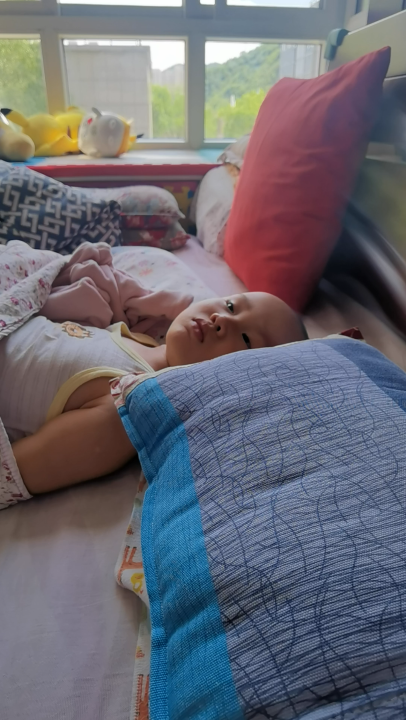 论一个人是怎么睡着的中午睡觉的速度实在是太快了神兽终于能安静几个