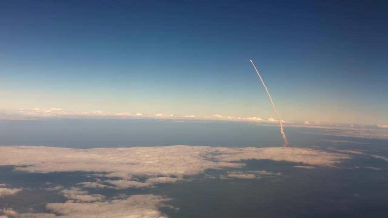 [图]Space Shuttle Launch_ Viewed From an Airplane