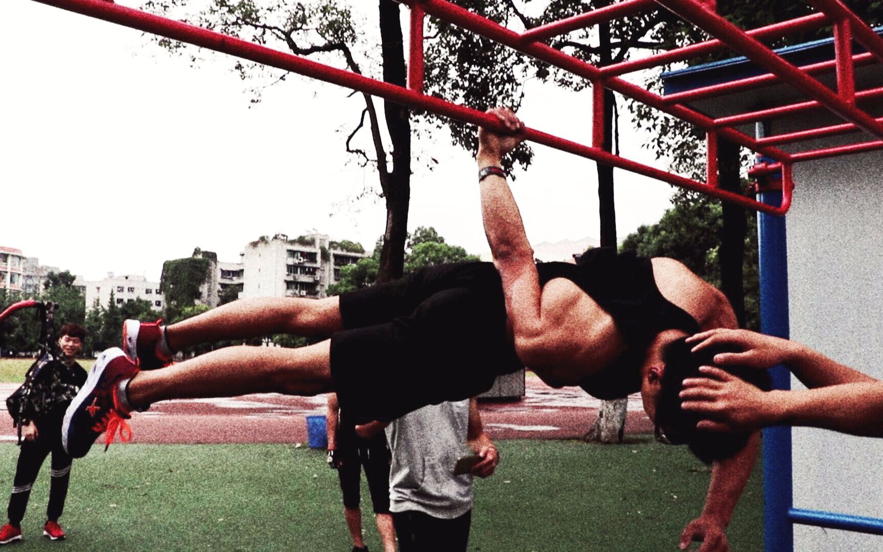 我的善长动作很少, 只会单手后水平和人体旗帜漫步!