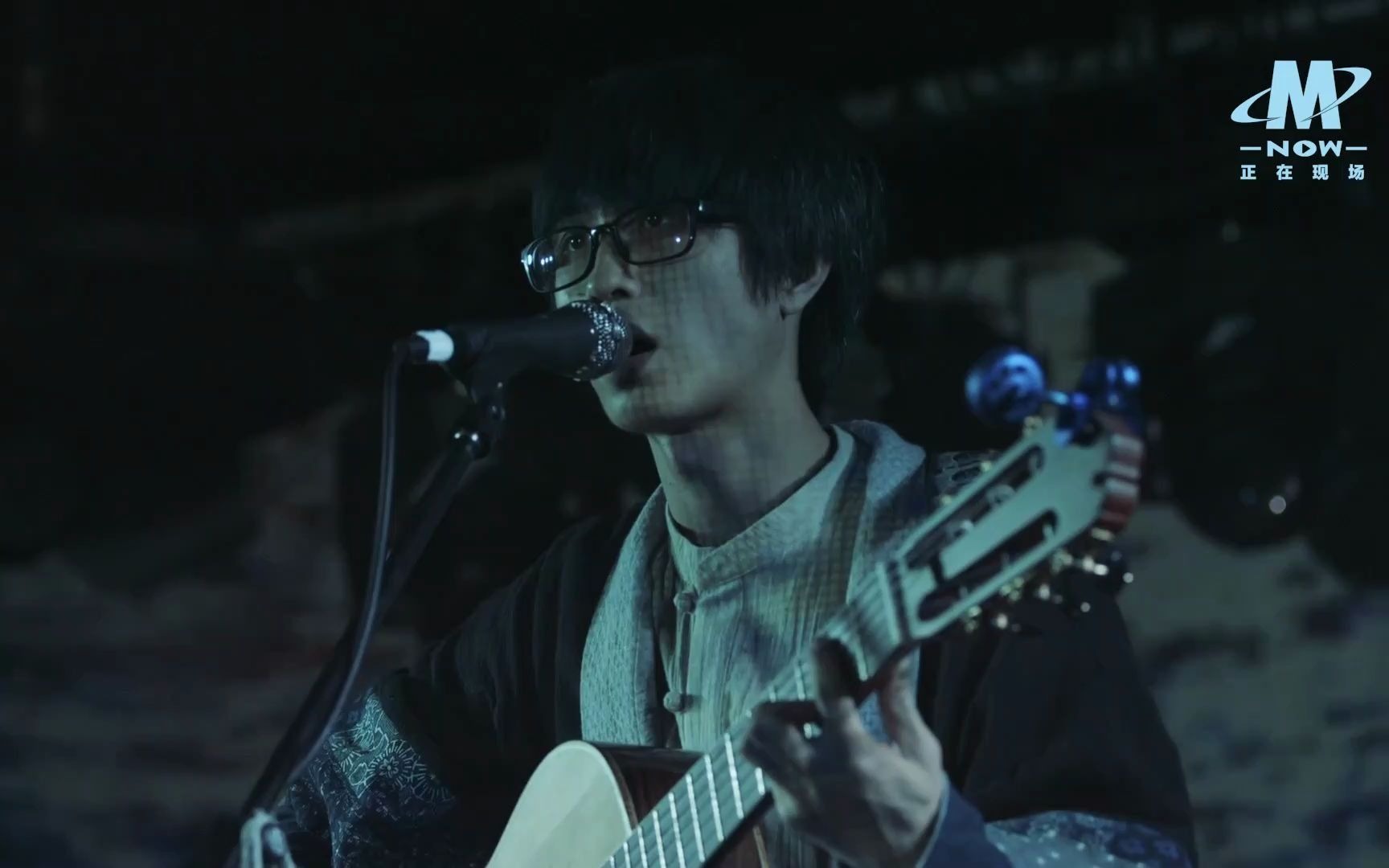 尧十三龙港秘密聆听雷雨和海水的交错