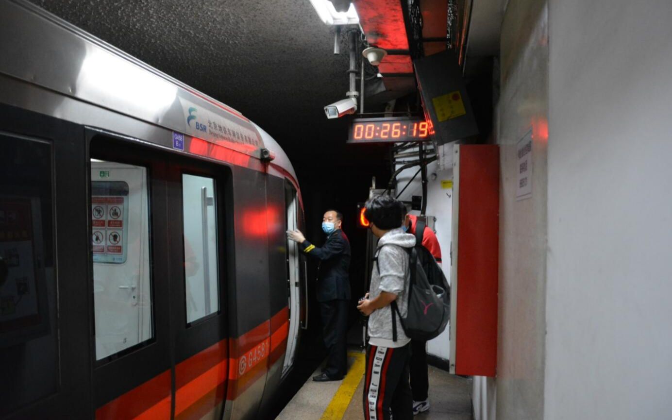 北京地铁1号线最后一组到达苹果园站的列车g458车组到达终点站