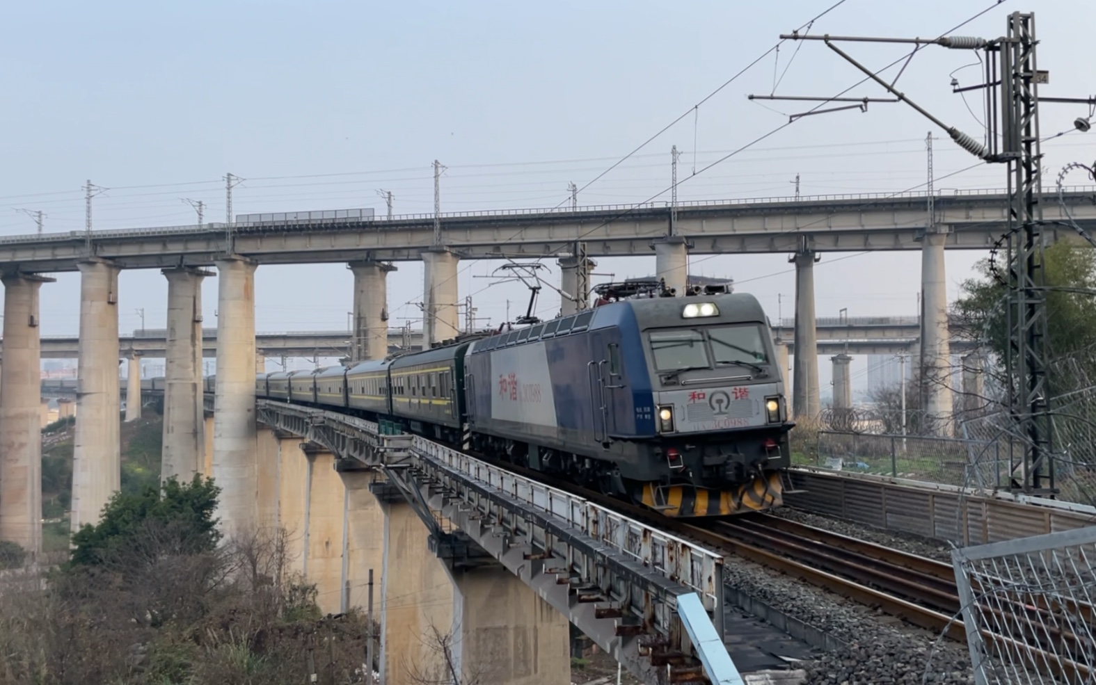 k1270 重庆北开往福州,列车快速通过井口联络线