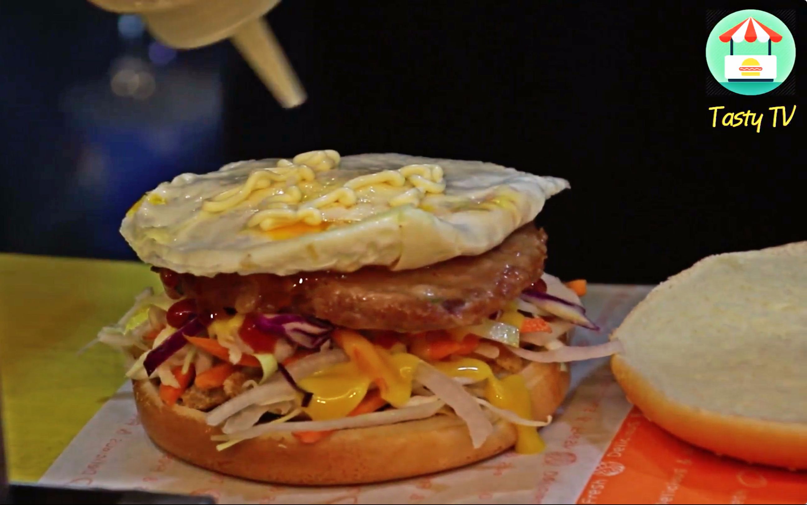 3000韩元一个韩式泡菜猪肉汉堡 口味很特别要亲自尝尝看