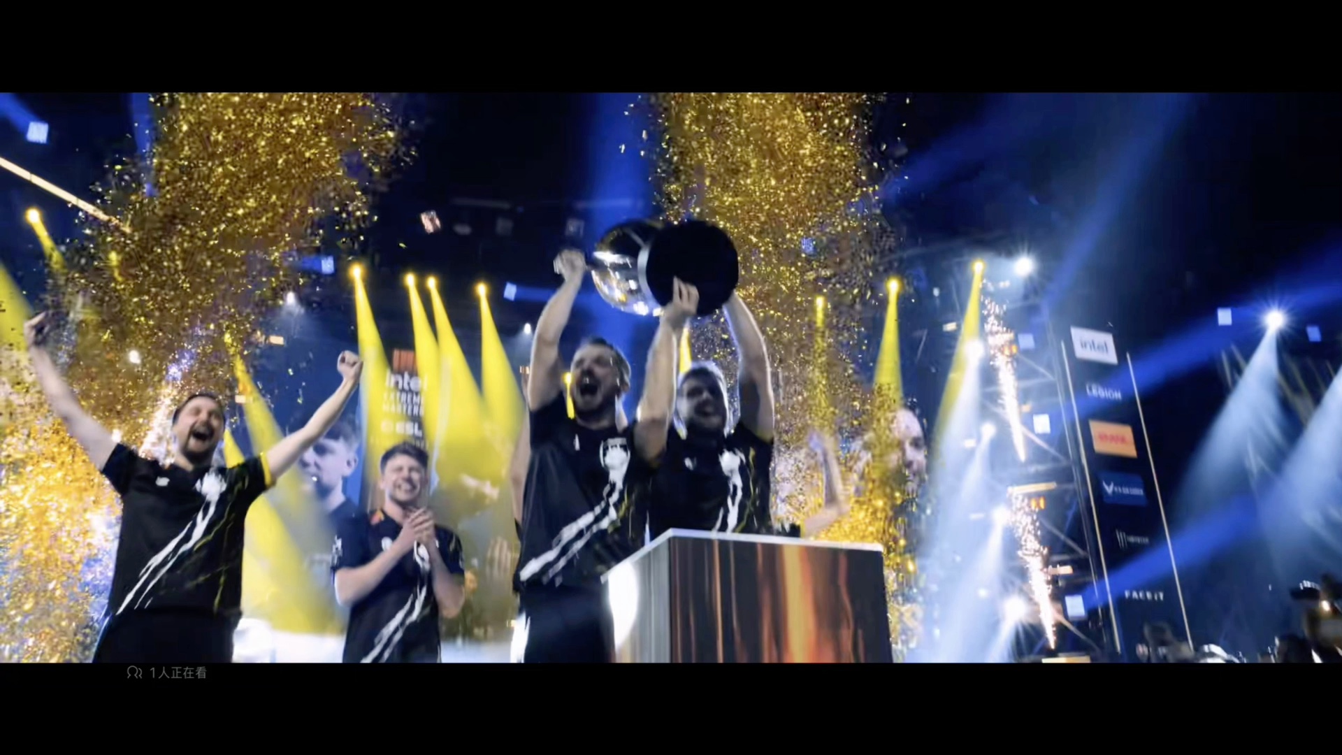 niko决定留下来继续和g2战队一起战斗,钱很重要 但有些东西比钱更重要