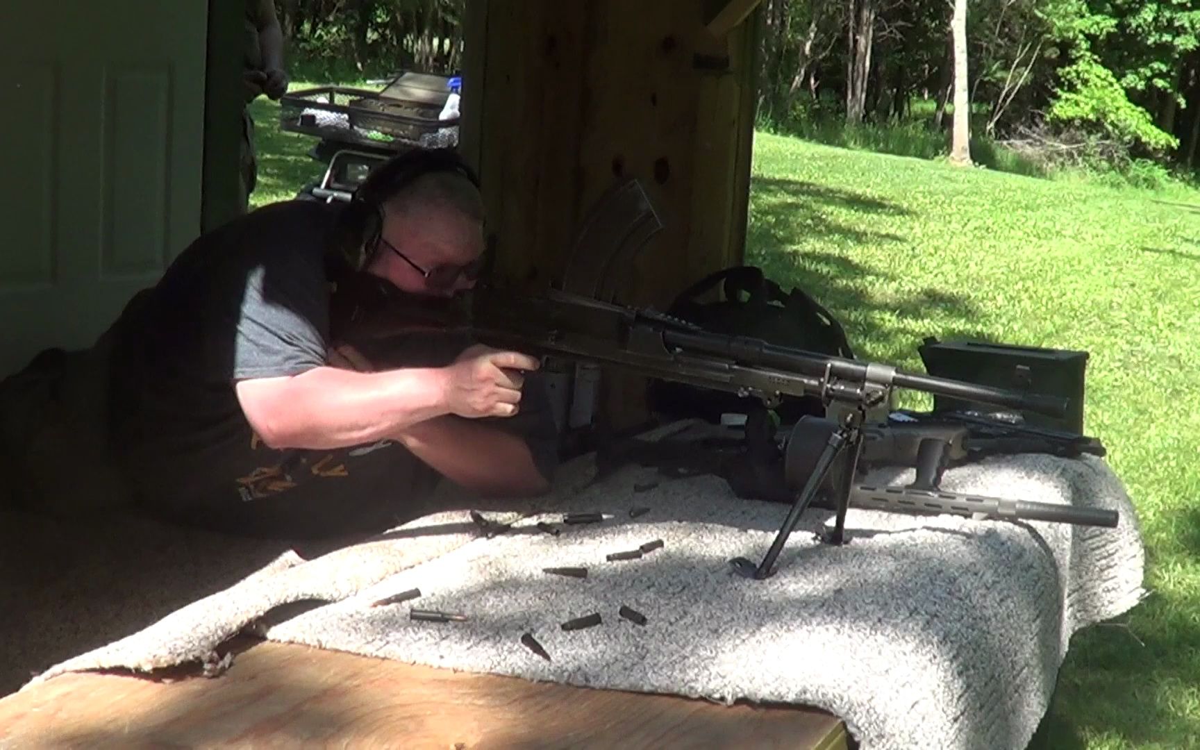 使用7.62x54r弹药的布伦式轻机枪射击