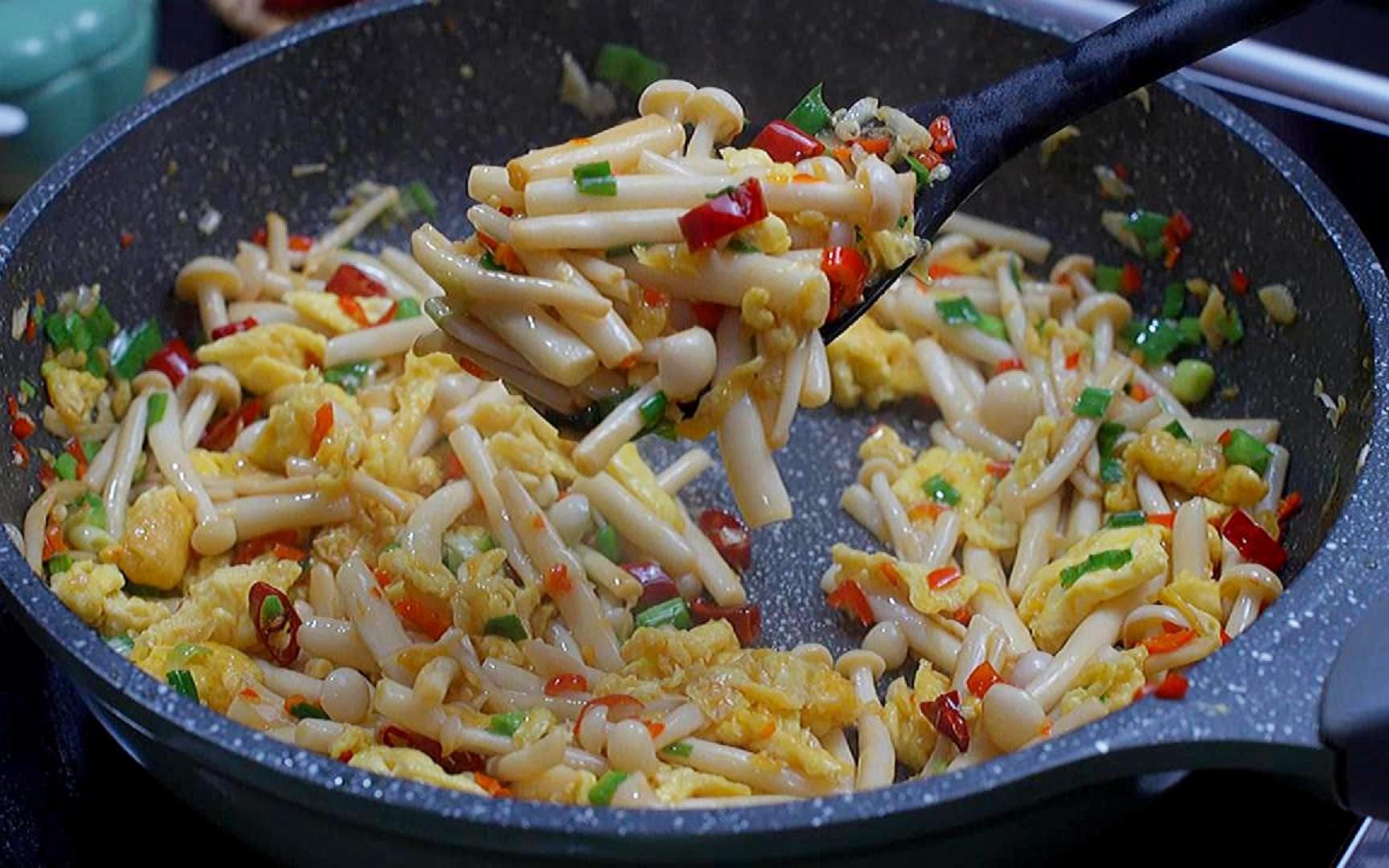 蟹味海鲜菇炒鸡蛋,滑嫩脆爽,下饭又解馋