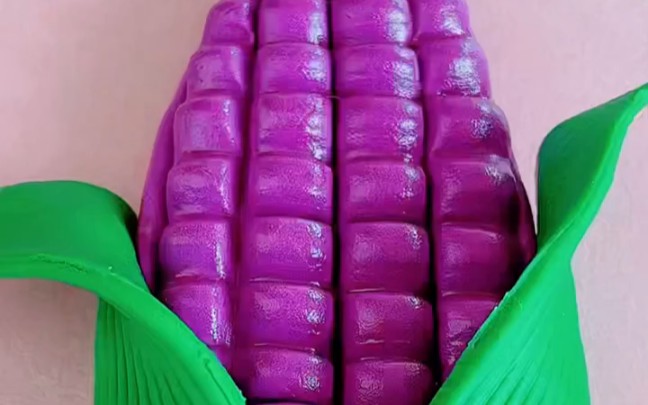 紫色颜色的大玉米