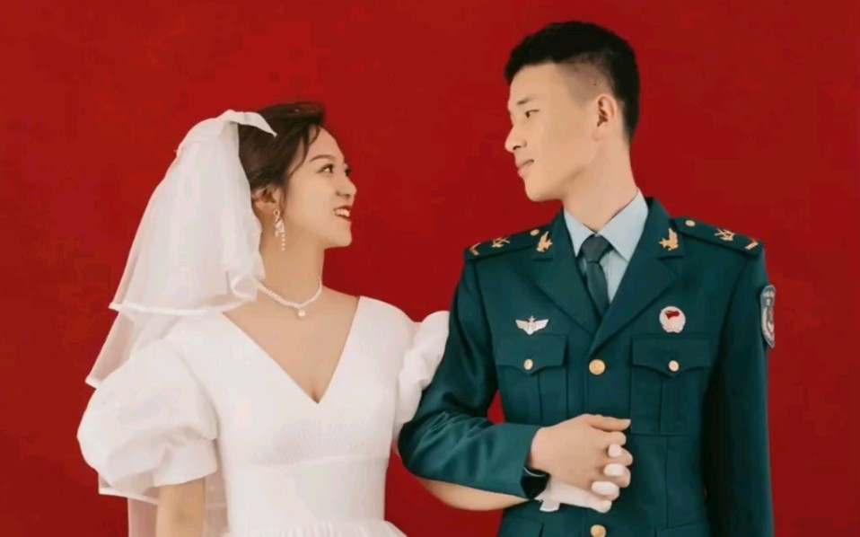 英俊潇洒的制服空军帅哥和女朋友在一起(1)