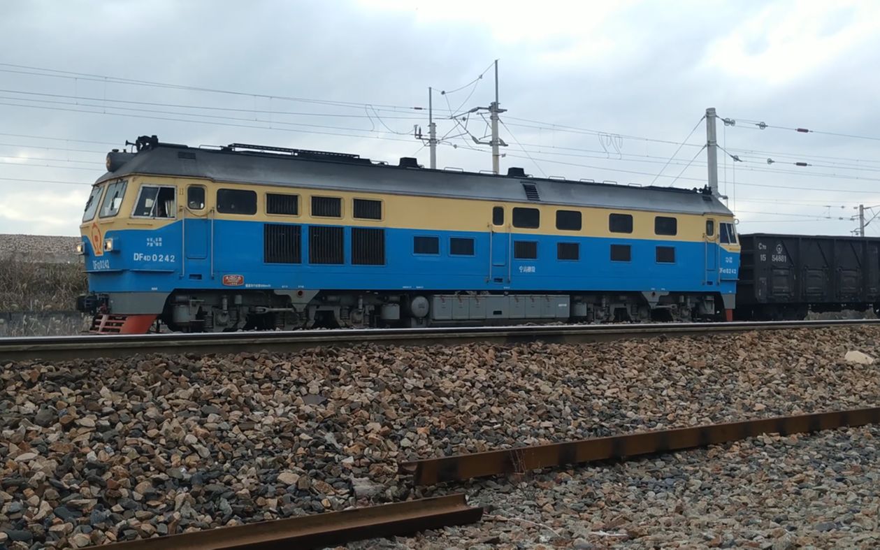 宁局柳段东风4d0242牵引货运列车南下,通过珍珠塘村柳荷塘,沿湘桂铁路