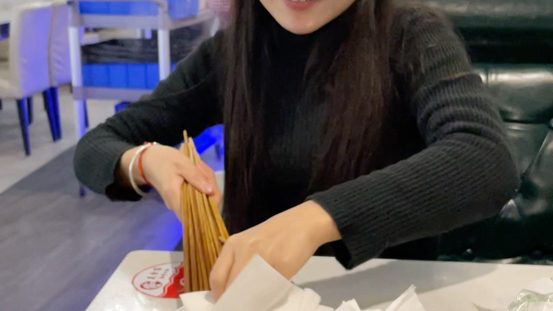 第一次和相亲对象约会吃饭,却没想到她竟然做出这样的事……真是一顿