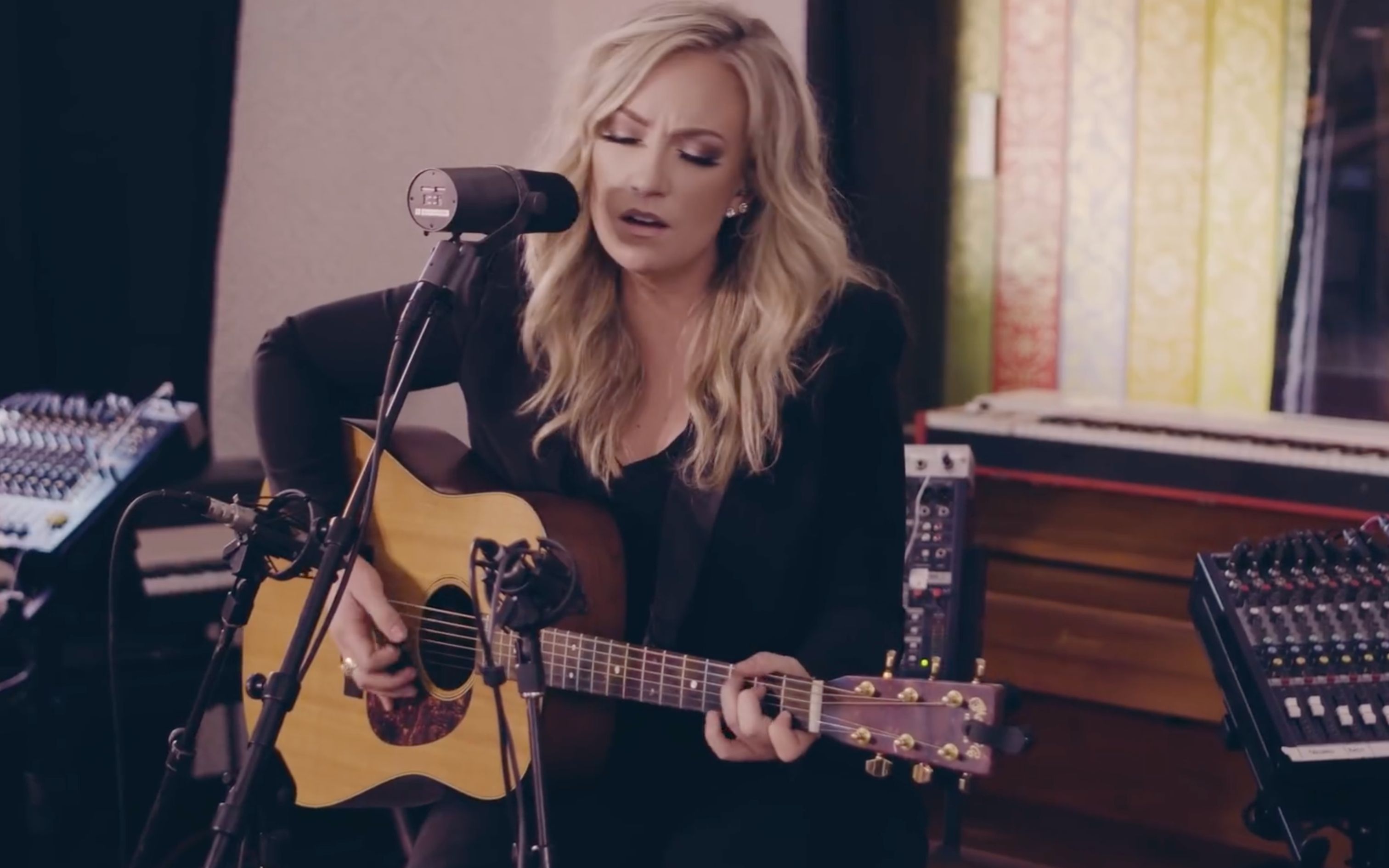 【吉他弹唱】抢眼的小贝斯很酷的女歌手clare dunn《more》_哔哩哔哩