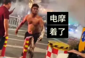 Télécharger la video: 摩托车事故合集-小伙电摩着了，死里逃生！