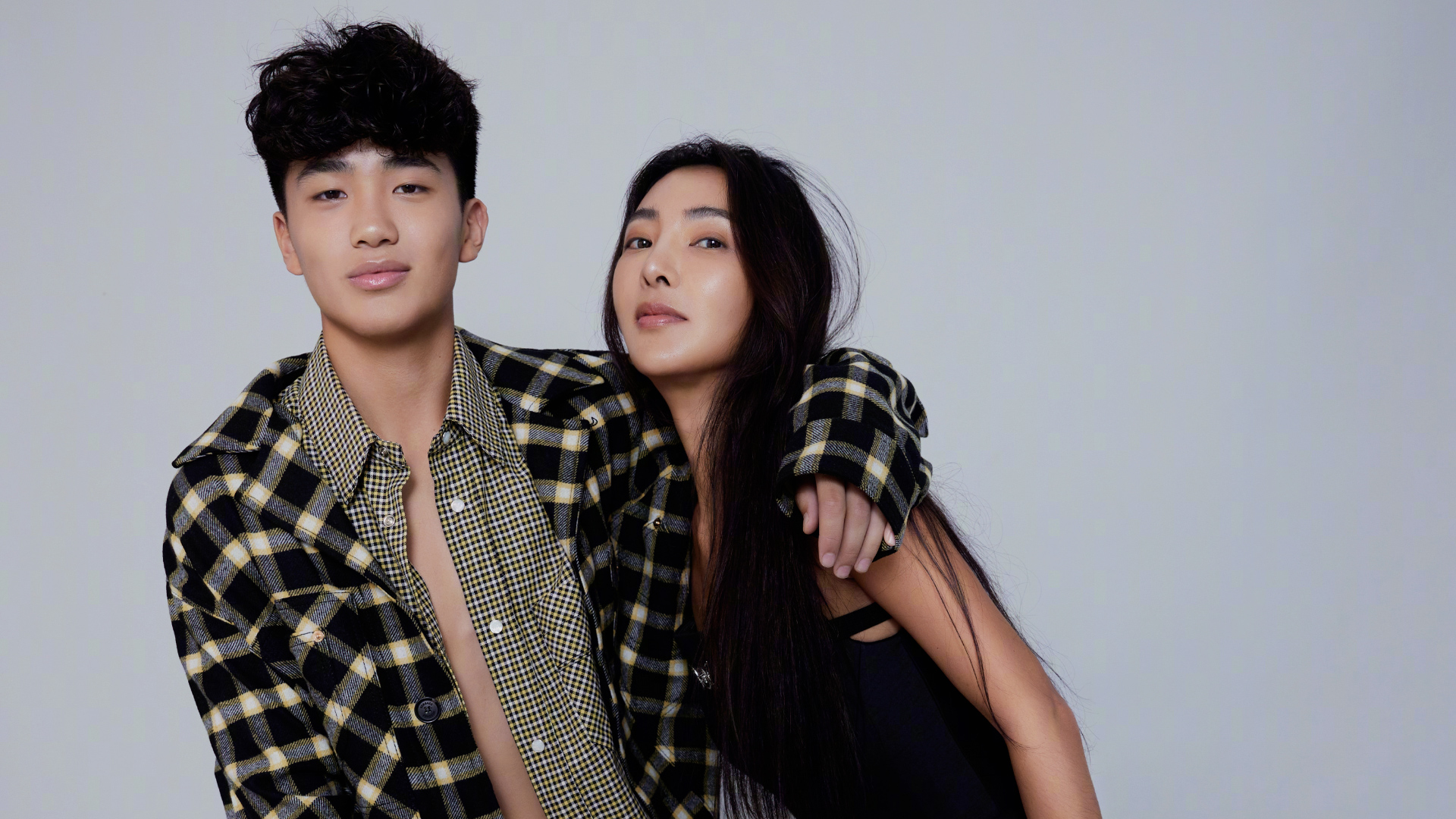 曹格儿子惊艳亮相,最新写真时尚表现力超强,被网友评撞脸于适