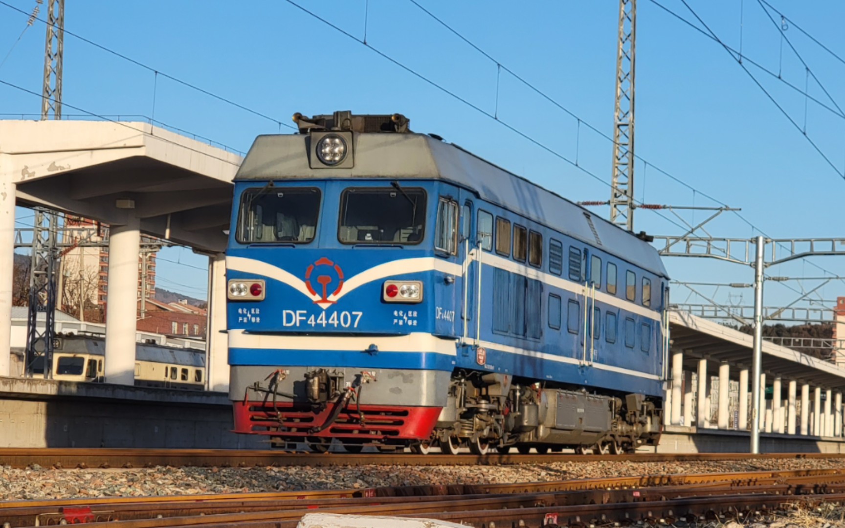 【暴力提手柄】df4c型内燃机车加速时柴油机的劲爆轰鸣声