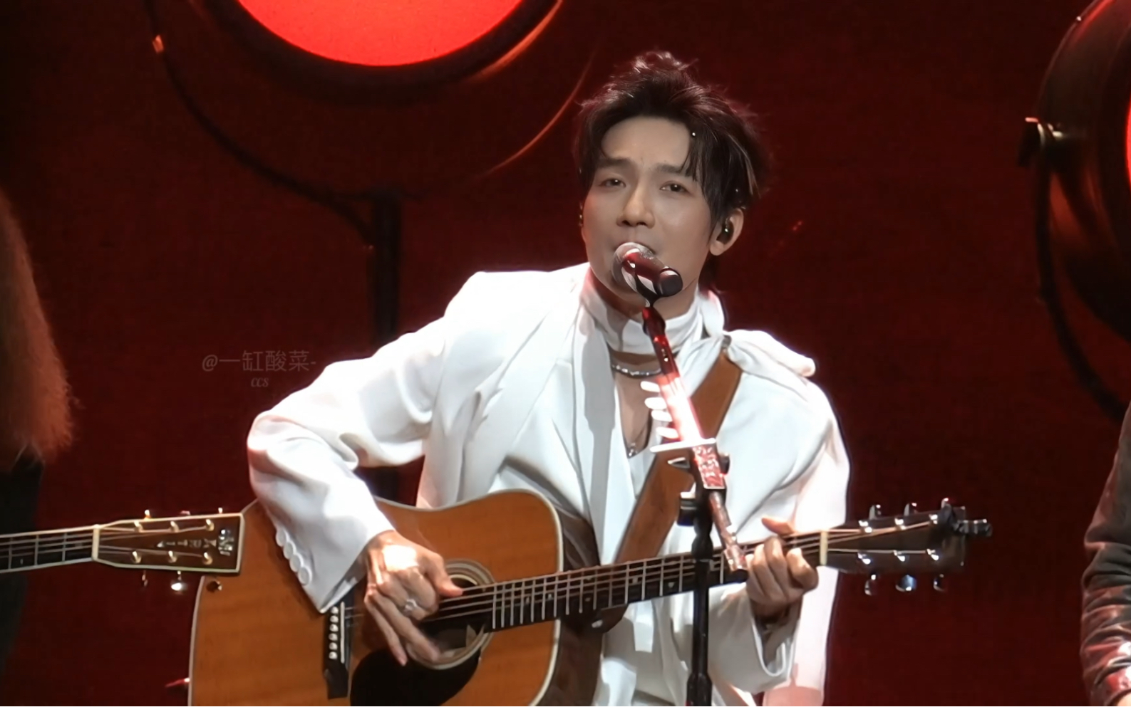 陈楚生弹唱《姑娘》,像一只白色仙鹤,弹的不是琴弦是心弦!