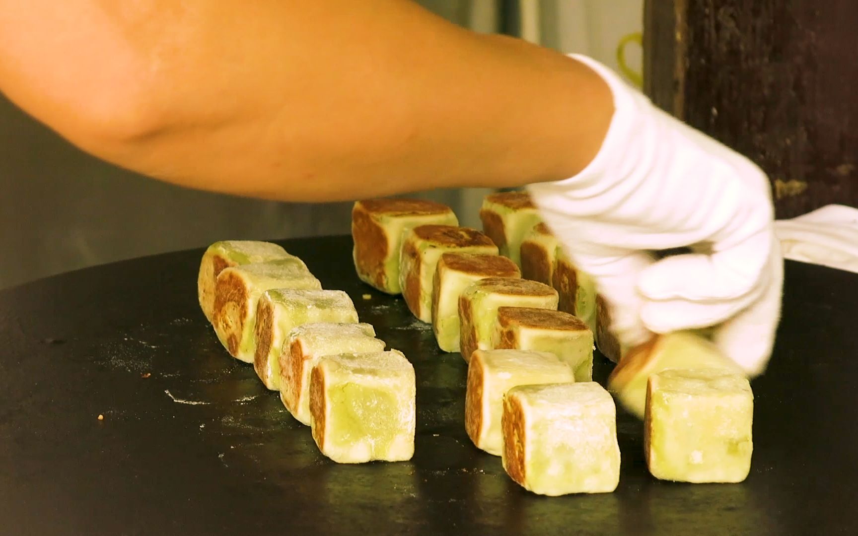 六个一份要20元,大妈纯手工宝做宝豆糕,一天能卖上百份