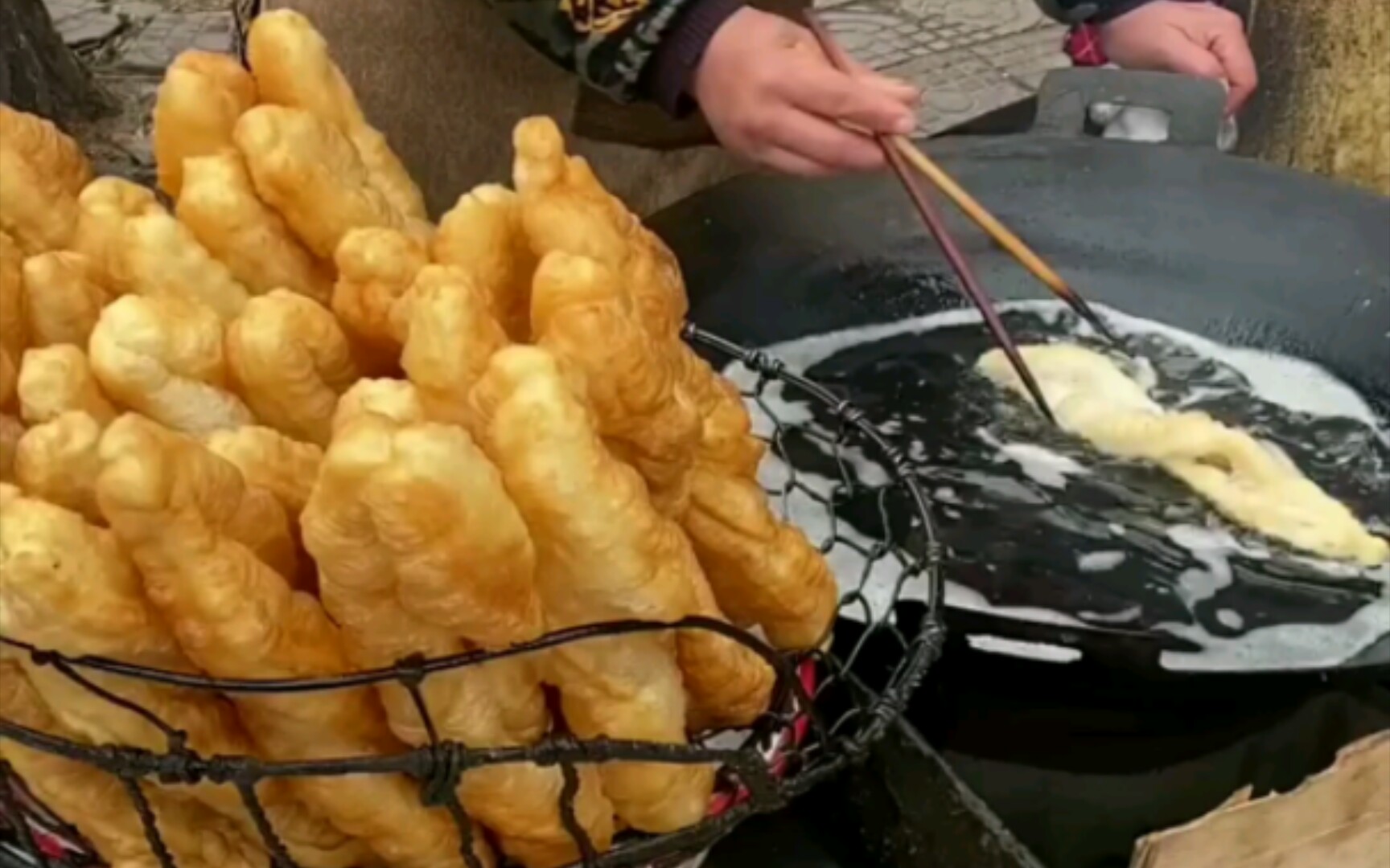 油条摊卖煎饼!出锅就能卷,还挺对口!