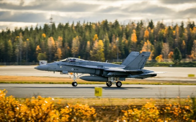 芬兰空军fa18c战斗机展示超机动飞行