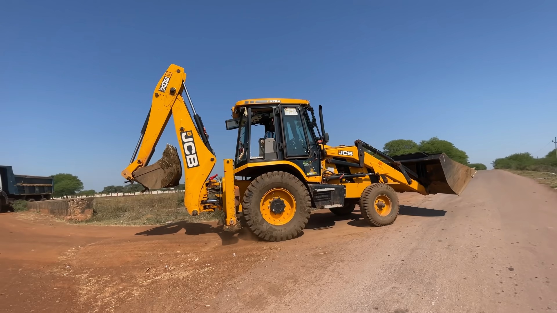 jcb 3dx 反铲装载机用塔塔 2518 卡车为家庭建筑工程满载泥土