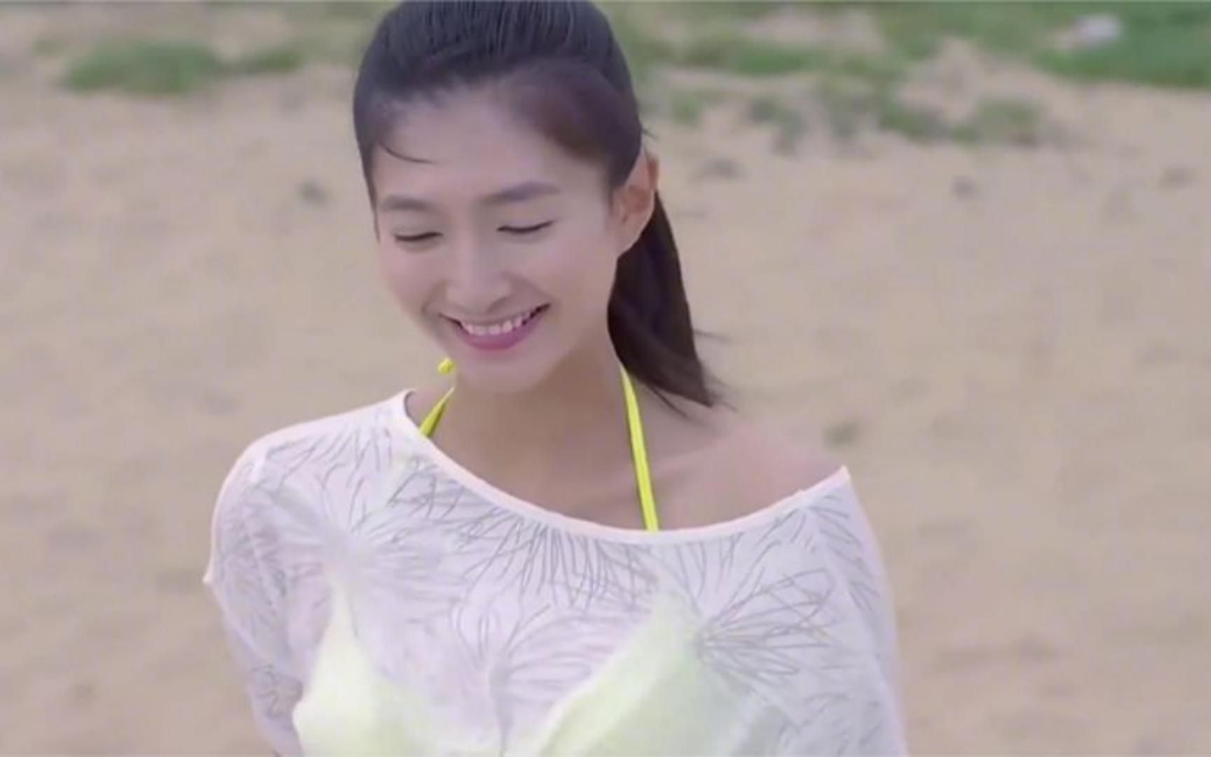 美女老师穿泳装参加沙滩派对,大家目不转睛,身材绝了!爆笑老师