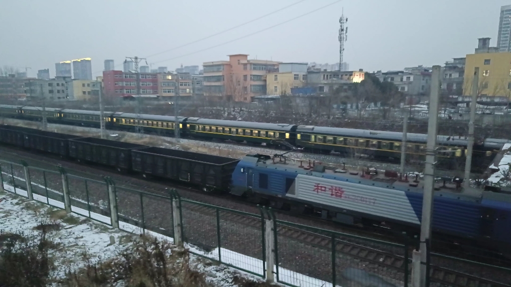 西局西段hxd3d0011(西延铁路,安全快速)牵引客车k1295(银川-广州)减速