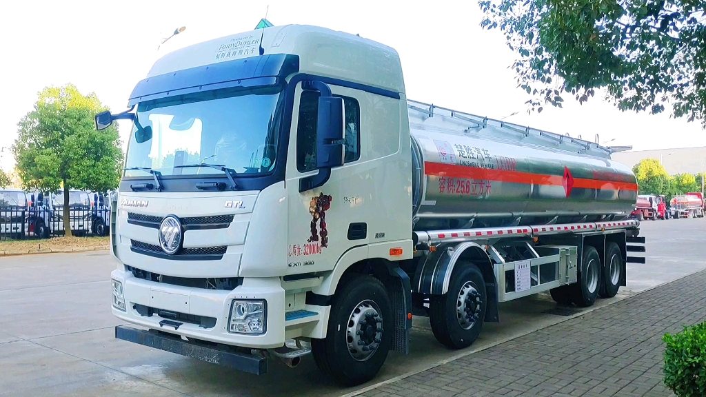 国六福田欧曼gtl前四后八25.6方铝合金油罐车
