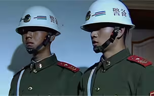 纠察递烟表示对老兵的尊重
