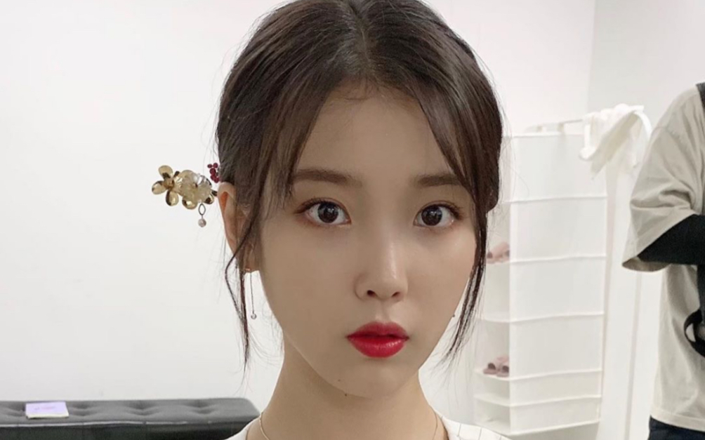 李知恩iu近期应援奶茶自拍认证美美美