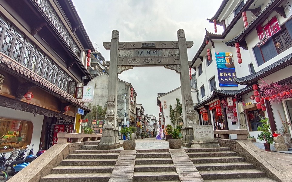 安庆倒扒狮步行街,洋不洋土不土,店铺关门倒比开门的还要多