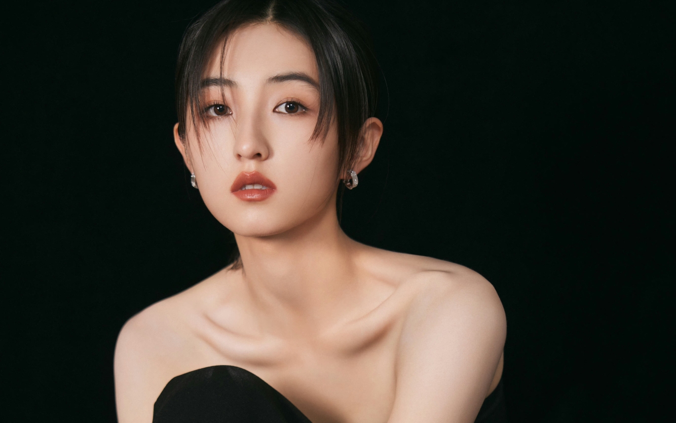 【张子枫】妹妹的这身妆容真是太飒了!