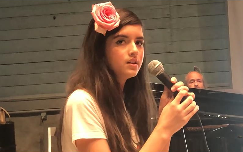 [图]【Angelina Jordan】原创歌曲"What is life"现场