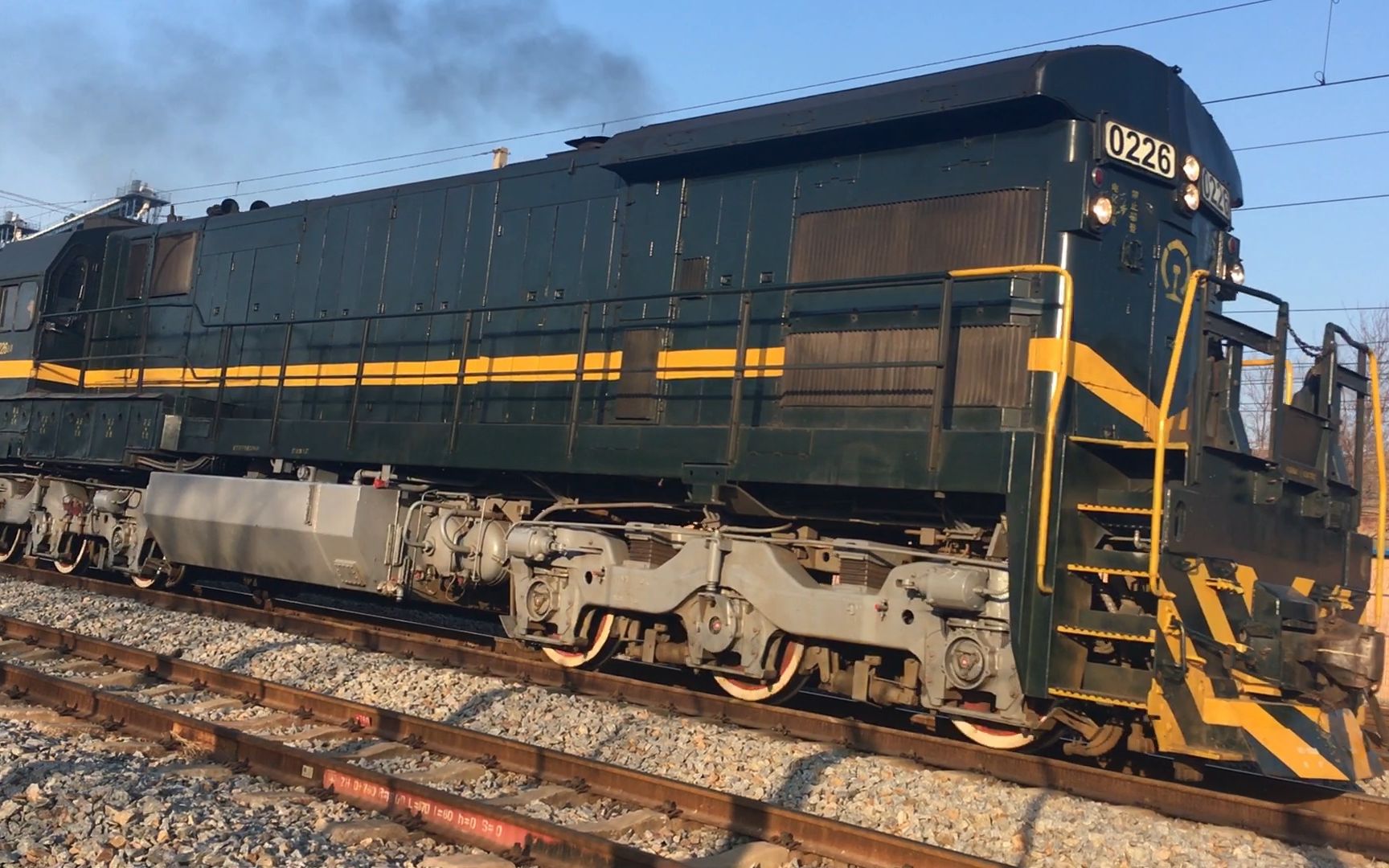 大连站外放车底由hxn3b/nd5牵引回送