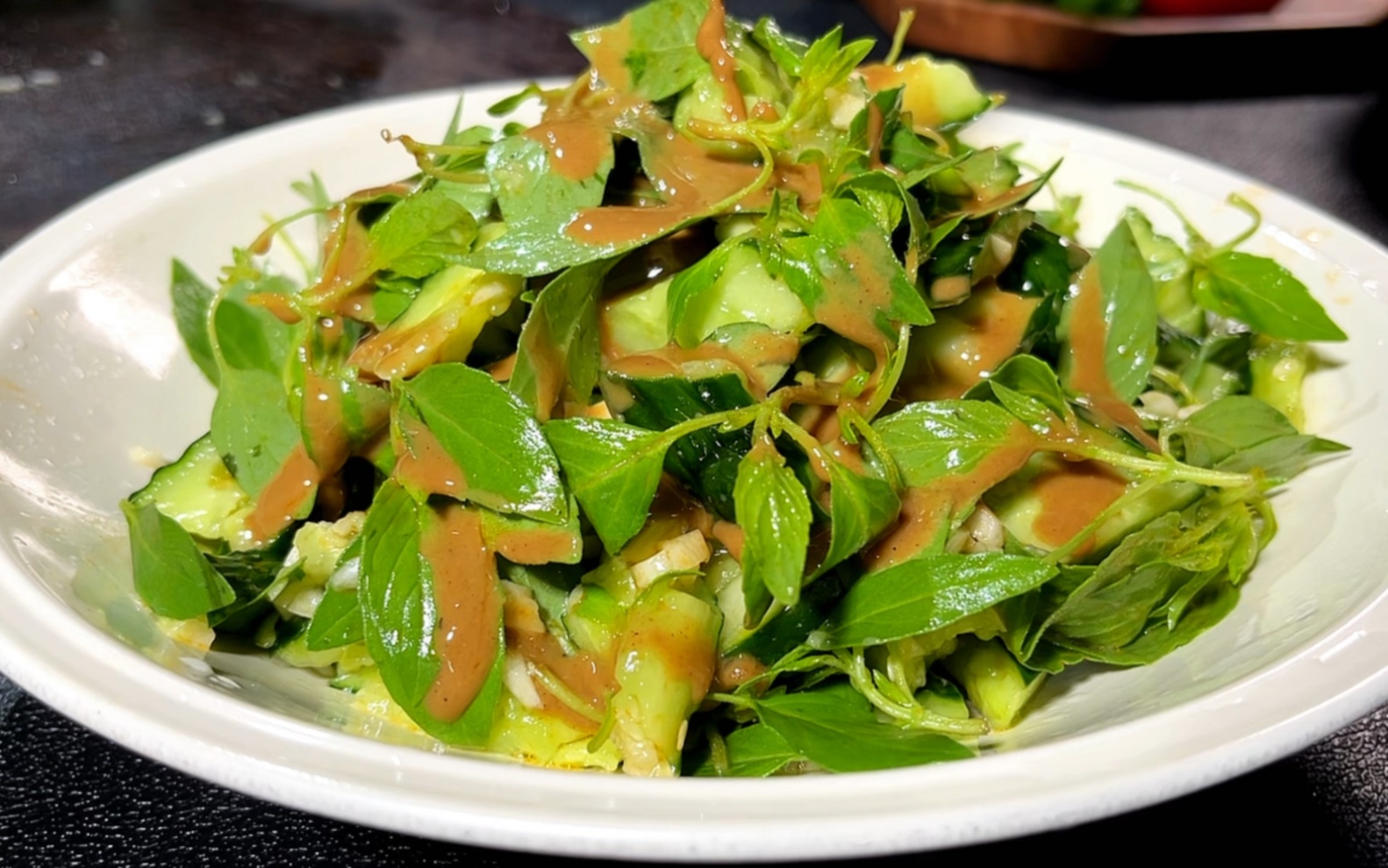 凉拌黄瓜试试加点荆芥在里面,口味独特,清新爽口,下酒必备凉菜