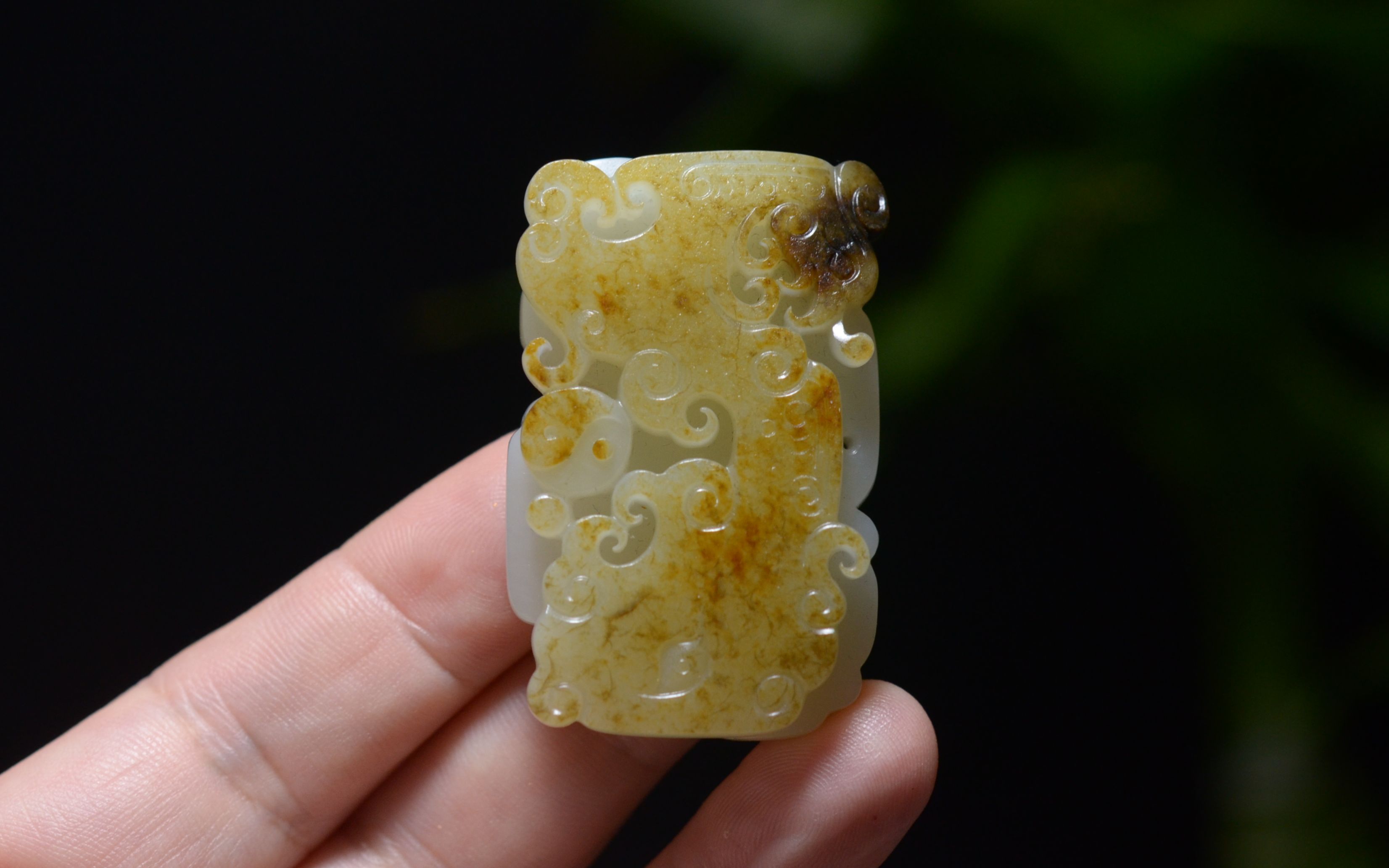 今日拍品:新疆和田秋梨皮敦实白玉籽料仿古龙凤牌