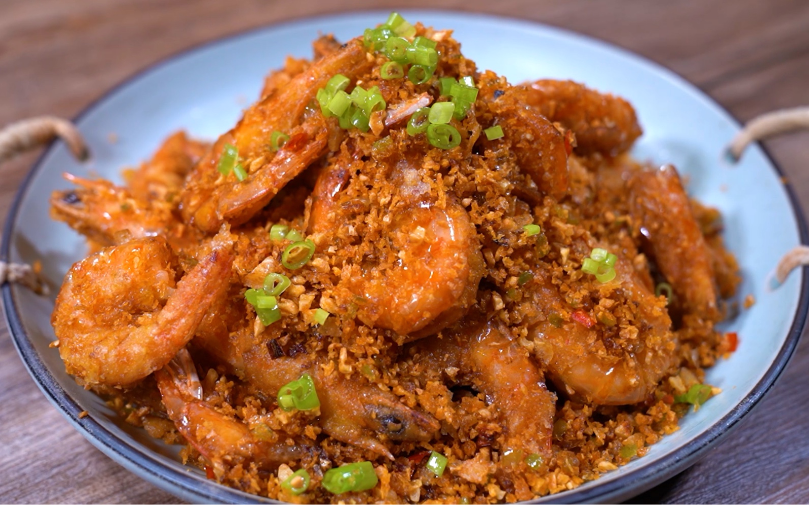 蒜香浓郁,香酥美味的避风塘炒虾,连虾壳也吃掉