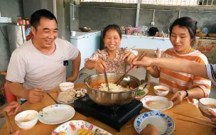 Скачать видео: 幺弟媳妇嘴馋，桃子姐准备一桌番茄火锅，荤素搭配，一家人吃爽了