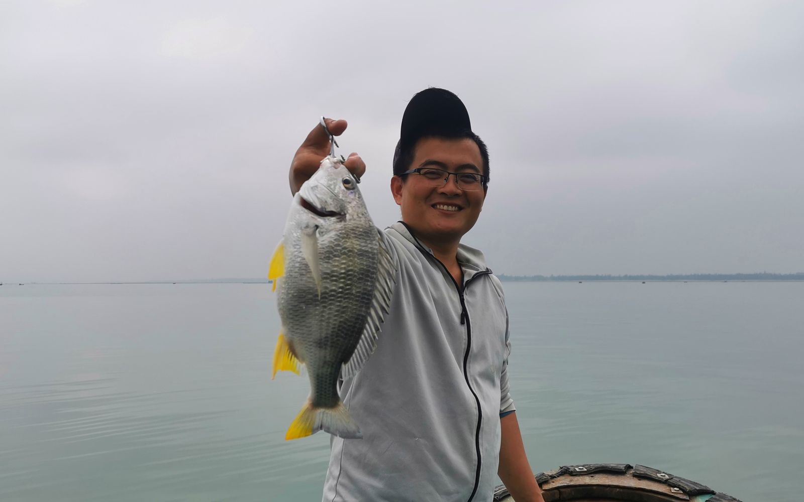 渔夫展现钓鱼硬实力,和小伙伴钓鱼比赛,直接吊打他到没脾气