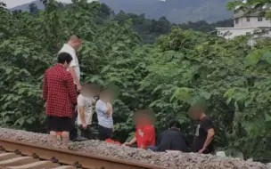 Скачать видео: 突发！福州一列火车疾驰而过，女子躲闪不及被撞当场身亡