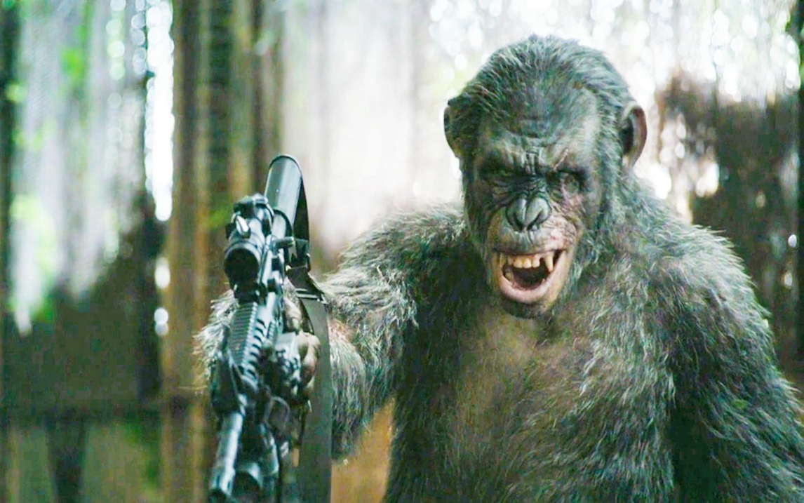 超智商猩猩闯入人类地盘,装疯卖傻抢夺机枪,直接击杀守门人