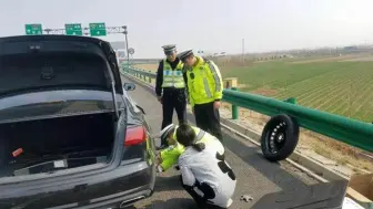 Download Video: 在应急车道换备胎被扣6分，车主怒了，反问：爆胎还不算应急？