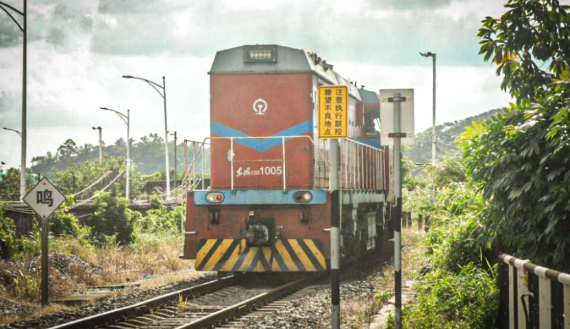 【勒沟作业区】东风10d 1005沿海公司 通过勒沟煤厂道口