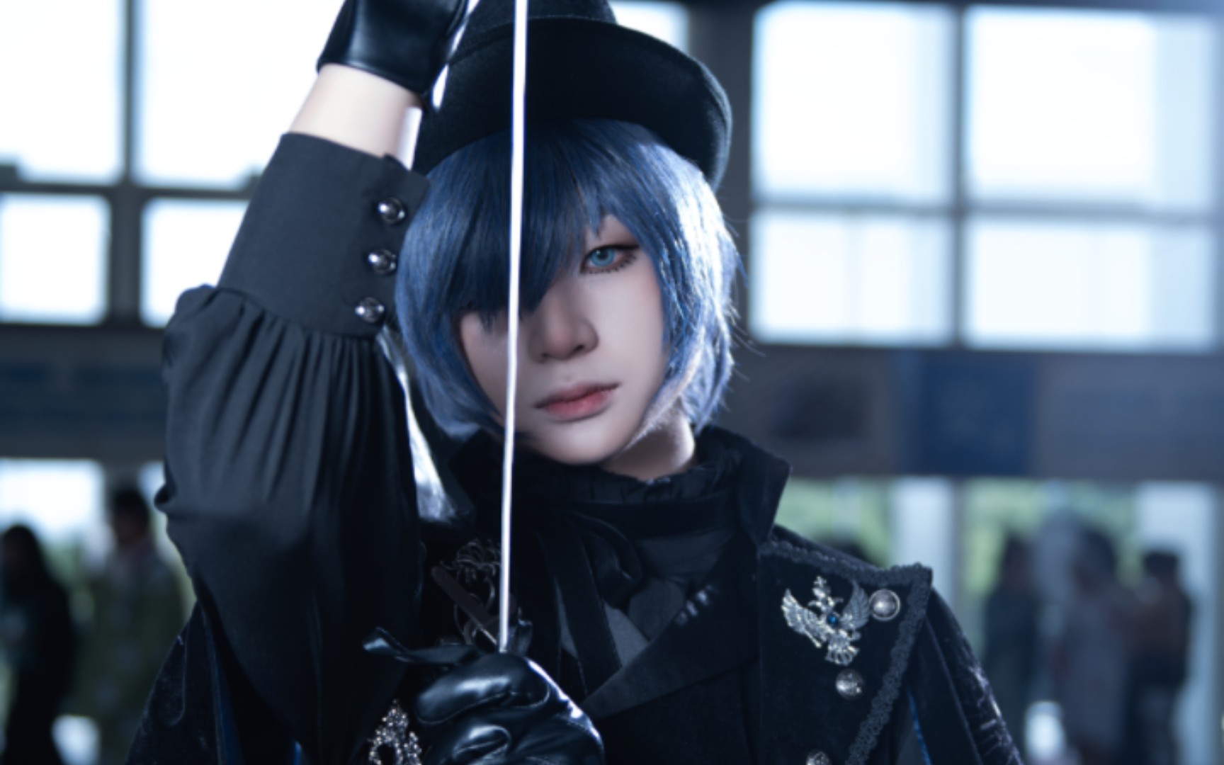 "黑执事夏尔cos:华丽服装展现魅力"