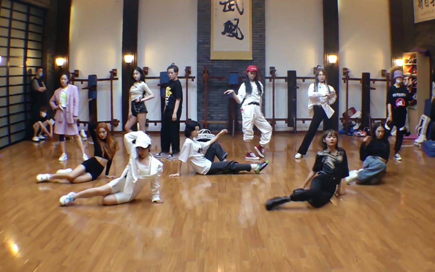 赖美云火箭少女101眉飞色舞练习室